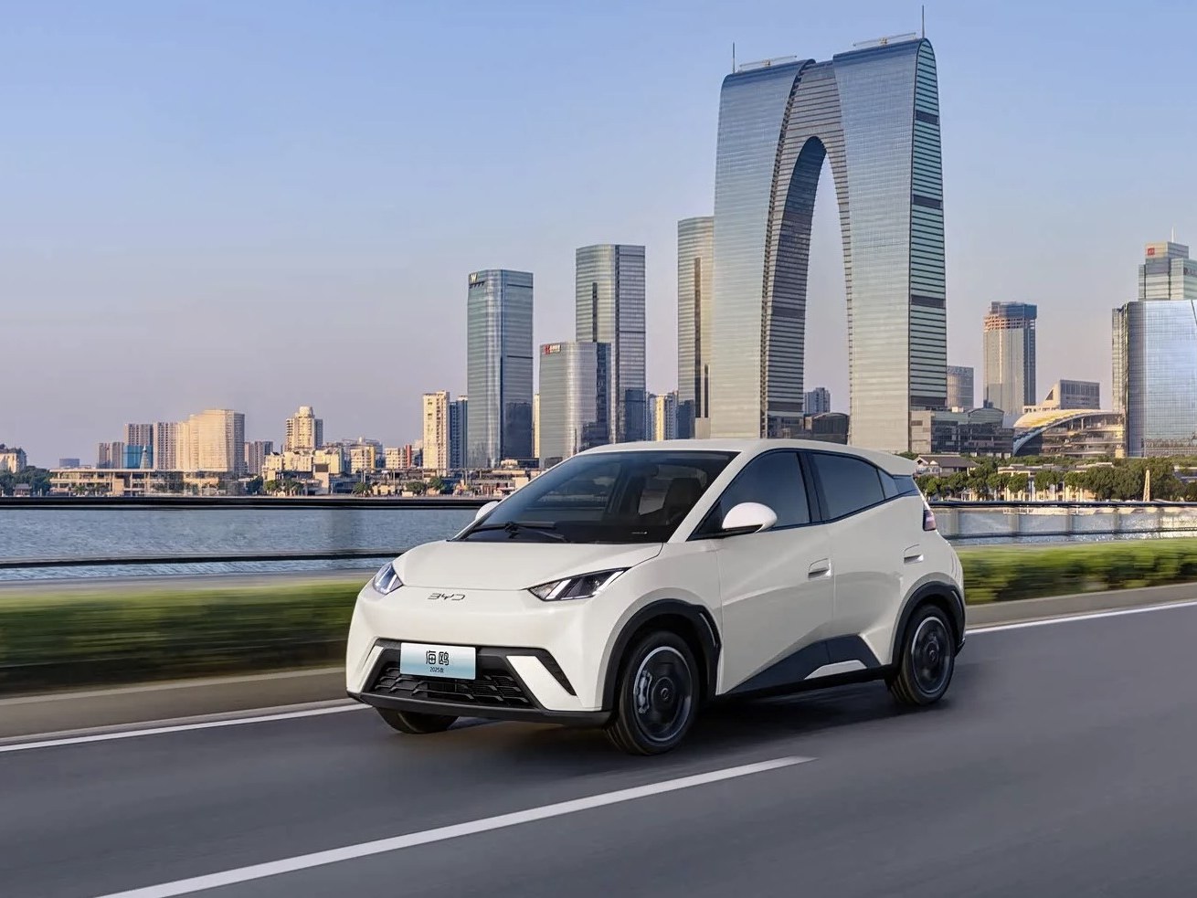 Автомобиль BYD в автосалоне