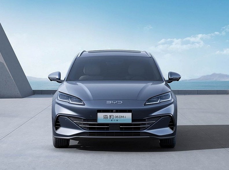 Автомобиль BYD в автосалоне