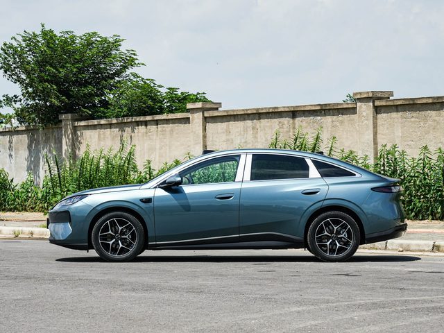 BYD Seal 06 — левый профиль