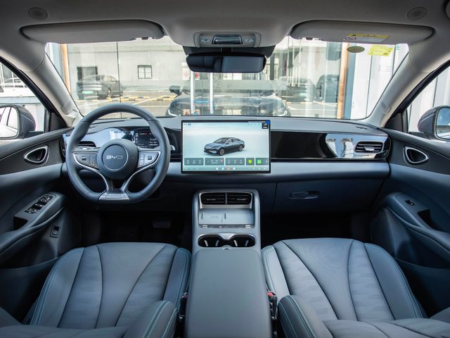 BYD Seal 06 — передняя панель и центральный экран