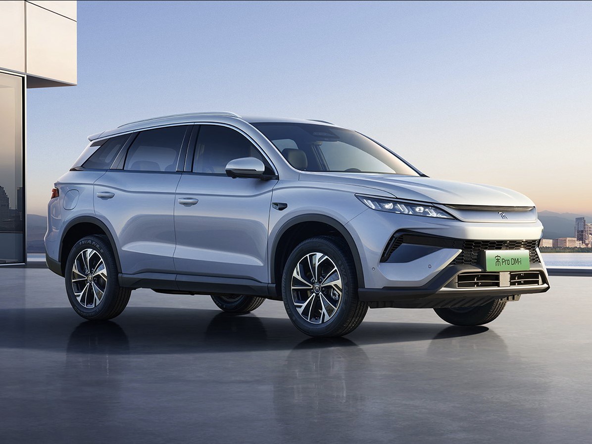 Автомобиль BYD в автосалоне