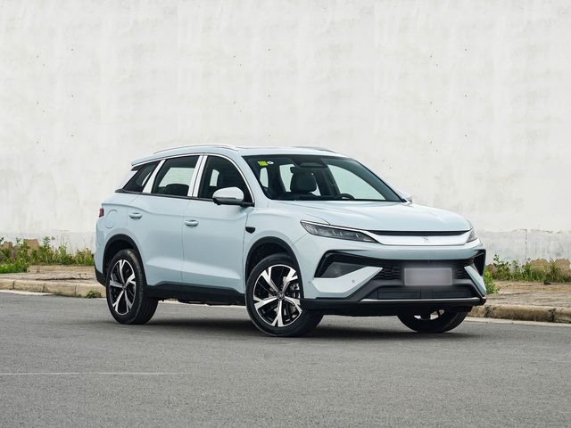 BYD Song Pro DM-i — перёд три четверти справа