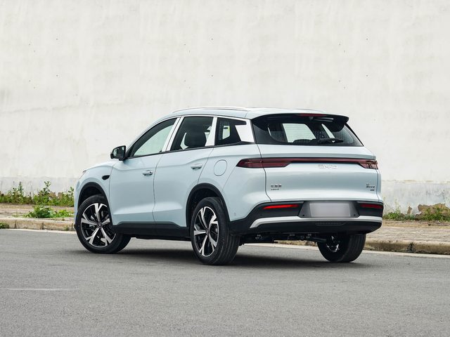 BYD Song Pro DM-i — корма три четверти слева