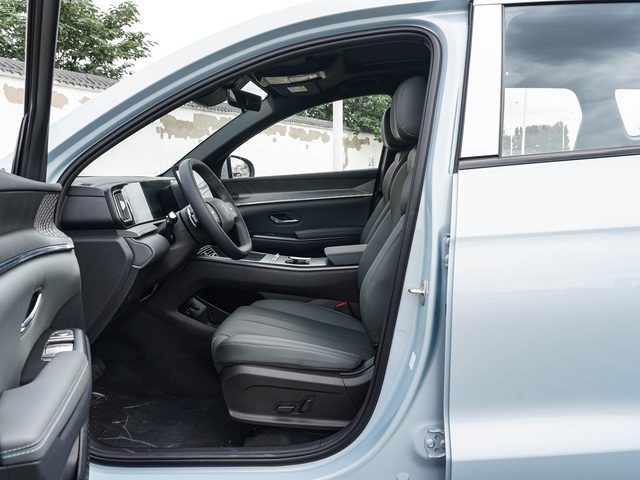 BYD Song Pro DM-i — водительское кресло и передняя панель