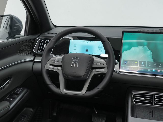 BYD Song Pro DM-i — руль и приборная панель