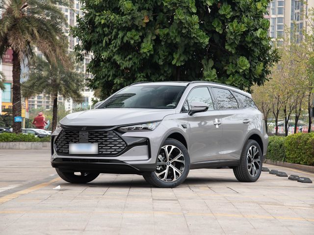 BYD Tang — перёд три четверти слева