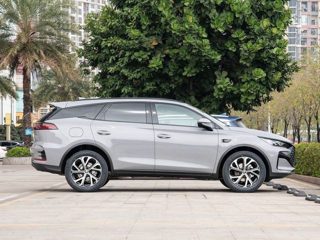 BYD Tang — правый профиль