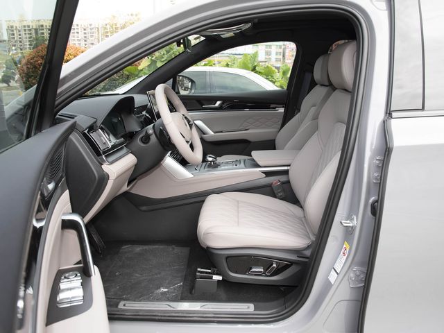 BYD Tang — водительское место
