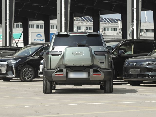 BYD Titanium 3 — вид сзади