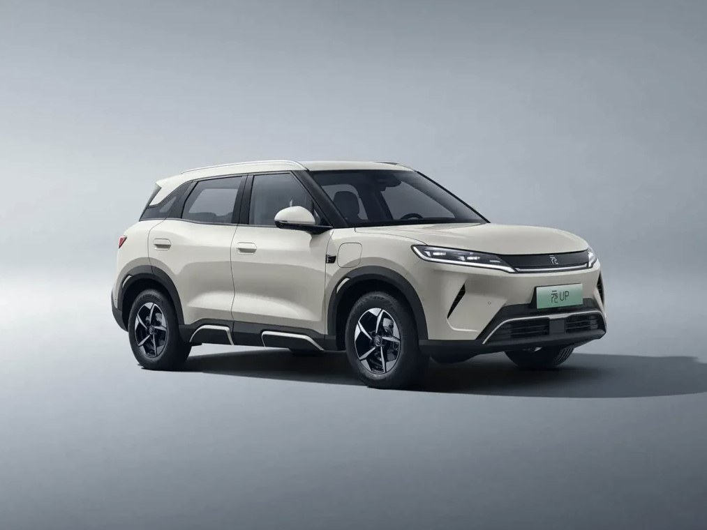 Автомобиль BYD в автосалоне