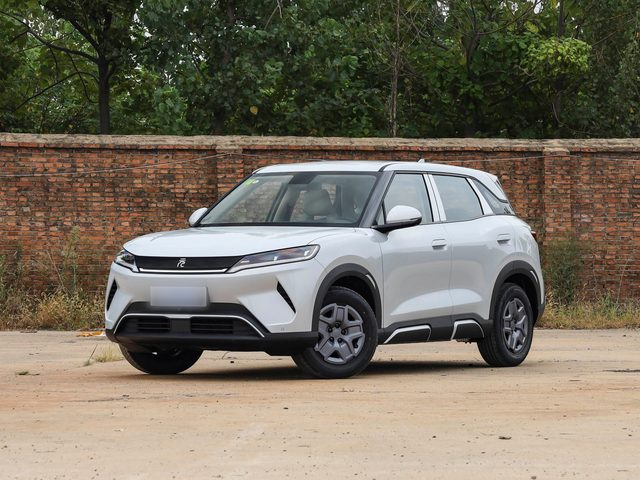 BYD Yuan UP — перёд три четверти слева