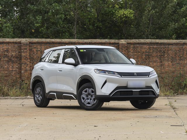 BYD Yuan UP — перёд три четверти справа