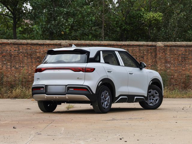 BYD Yuan UP — корма три четверти справа